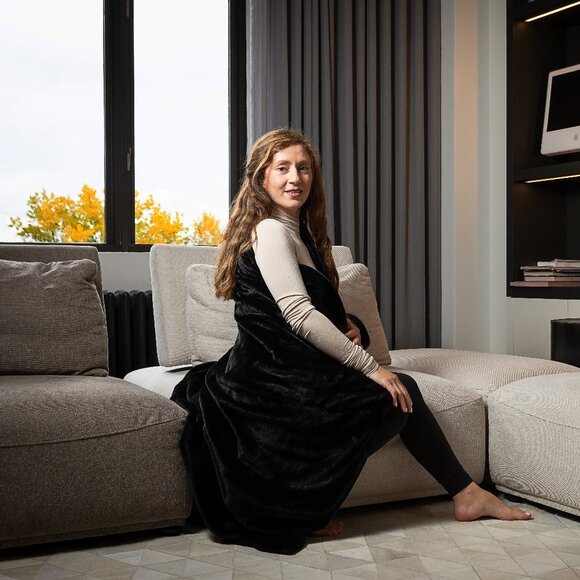 Luxe Home Decor Classic Faux Fur Throw | 1-Piece | Black | 50"x60" - Picture 2 of 4